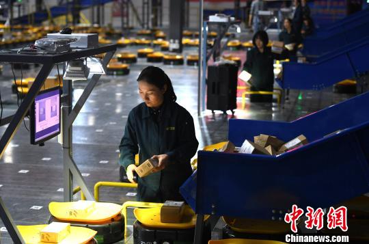 迎战双11 智能分拣机器人小黄人正式上岗|