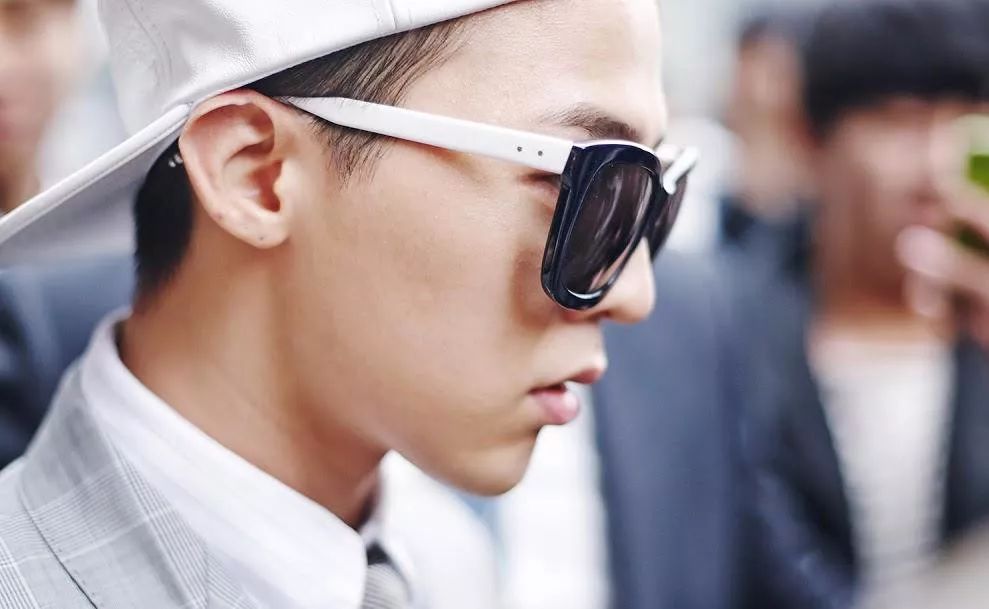 近视800度开车不戴眼镜,撞到人却浑然不知!