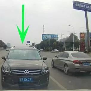 这辆大众SUV逆行还这么嚣张，坚决不让行！