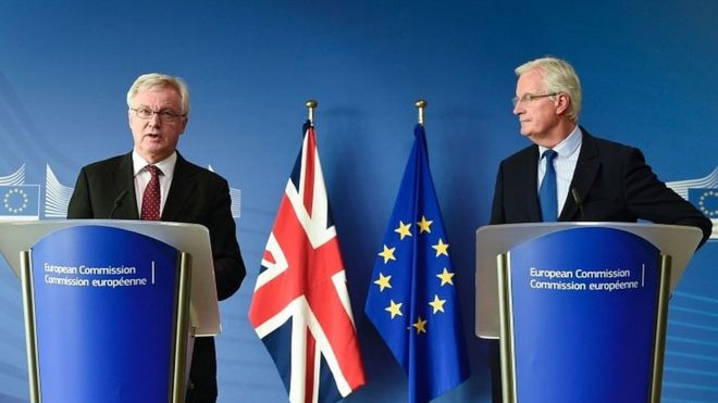 英国“脱欧”事务大臣戴维·戴维斯与欧盟首席谈判代表米歇尔·巴尼耶。（资料图）