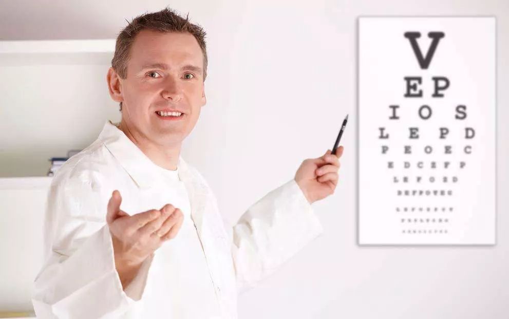 近视800度开车不戴眼镜,撞到人却浑然不知!