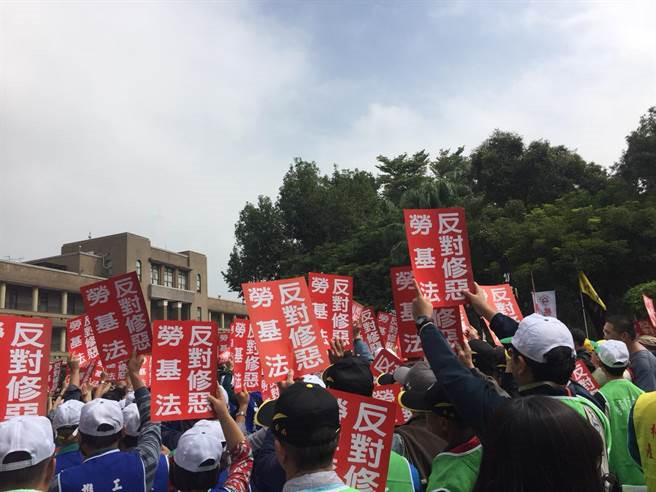 据早前报道，9日，数千台湾民众聚集在台湾行政机构门外，对此次“修法”表示抗议。