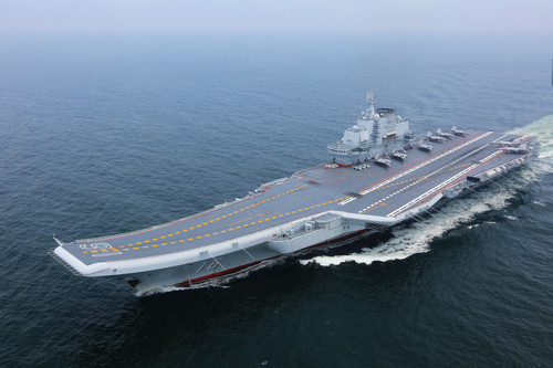 资料图片：7月13日，辽宁舰在某海域机动航行。新华社记者 曾涛 摄