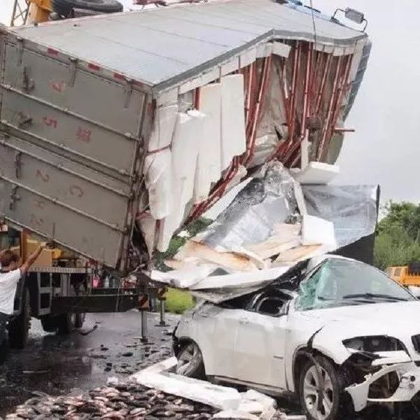 监控实拍，轿车高速出口违规变道，直接被大货车压瘪，太惨烈了