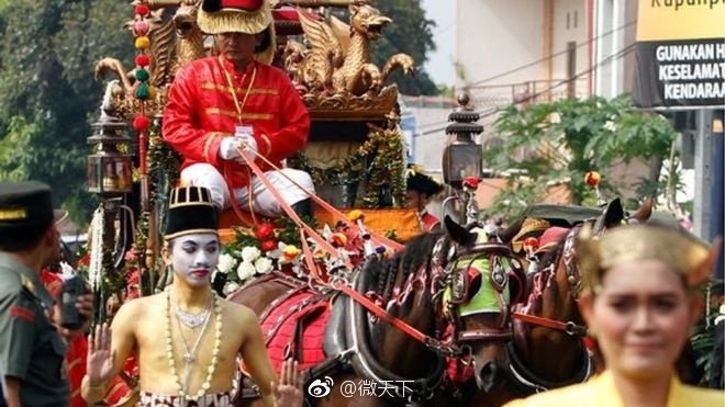 印尼总统女儿出嫁 宴请8千宾客雇佣50辆人力三轮