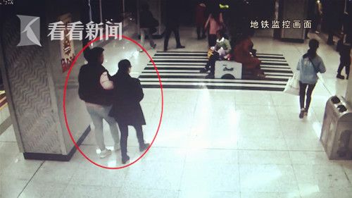 视频 | 女子地铁站内突然四肢抽搐 工作人员紧急