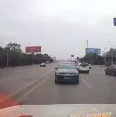 这辆大众SUV逆行还这么嚣张，坚决不让行！