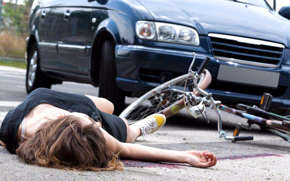 近视800度开车不戴眼镜,撞到人却浑然不知!