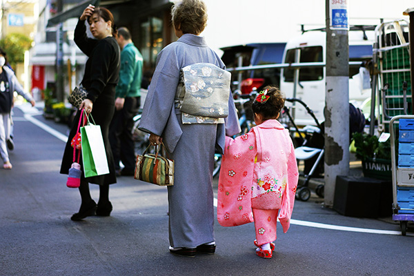 当地时间2017年11月3日，日本东京，参加“七五三”节的大人和孩子行走在往神社的路上。 视觉中国 图