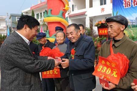 57岁农民,补缴养老保险十五年,每月能领1300元