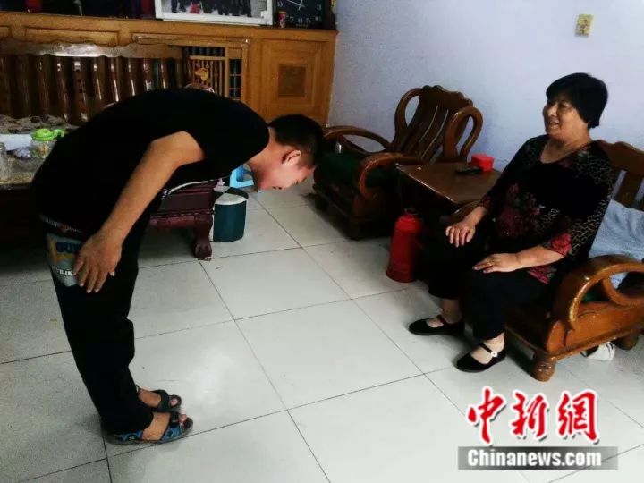 学生鞠躬时要向长辈说声