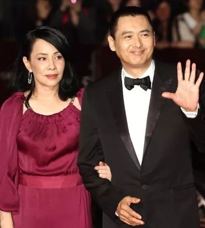 裸捐56亿，周润发宠妻30年却膝下无子，直到妻子落泪才道出真相