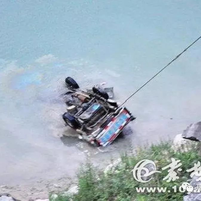 货车急转弯，司机做了这样一个动作，直接摔下万丈深渊