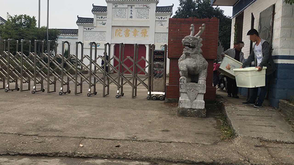11月7日下午,豫章书院大门处,陆续有学生被家长接走。 澎湃新闻记者 胡芮默 图
