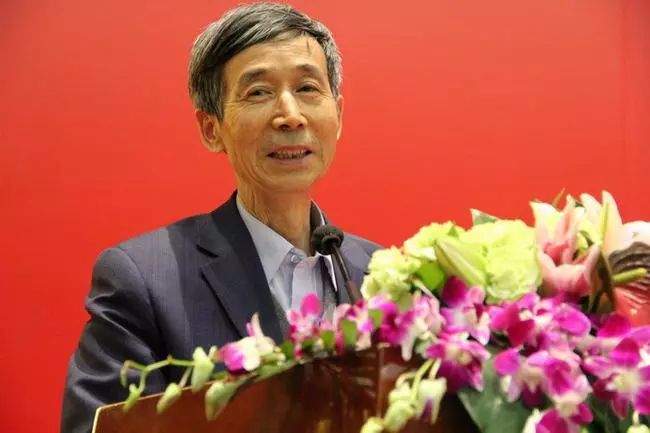王汝南祝贺聂卫平蝉联冠军,并打趣说身体微恙的人斗志还很旺盛,今后