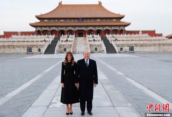 11月8日，中国国家主席习近平和夫人彭丽媛陪同来华进行国事访问的美国总统特朗普和夫人梅拉尼娅参观故宫博物院。图为美国总统特朗普和夫人梅拉尼娅在太和殿广场合影。中新社记者 杜洋 摄