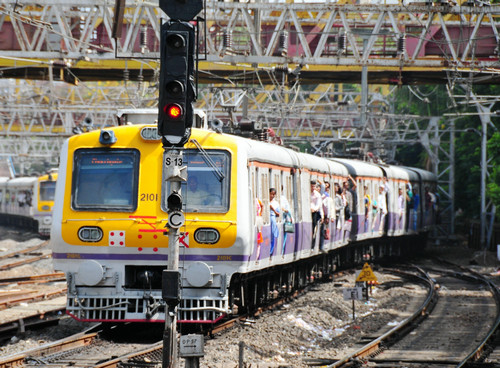 资料图片：2014年6月26日，在印度孟买，一辆满载乘客的火车进站。新华社记者 汪平 摄