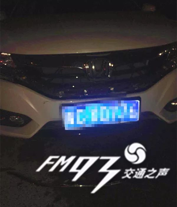 车辆逃避检查撞了另一辆车,结果奇葩了。-新浪