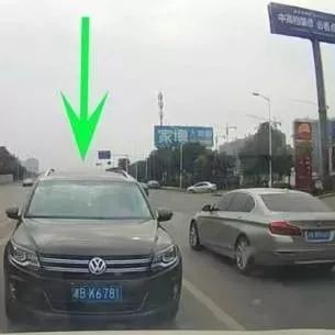 这辆大众SUV逆行还这么嚣张，坚决不让行！