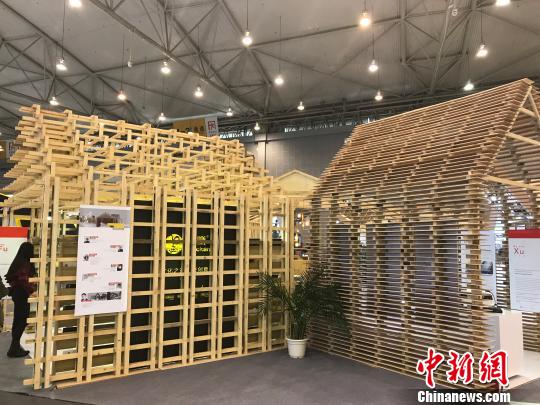 图为展览会现场。 岳依桐 摄 成都创意设计产业展览会 海内外文创精品齐聚一堂(图6)