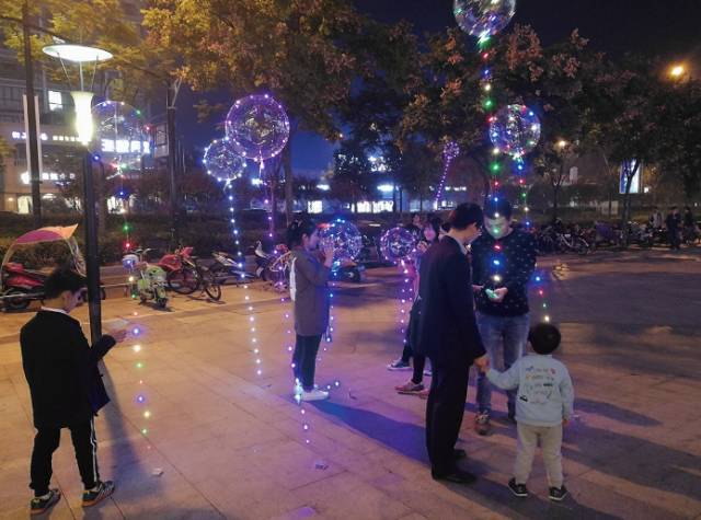 一夜之间,南京街头飘满了这种发光的东西!有人