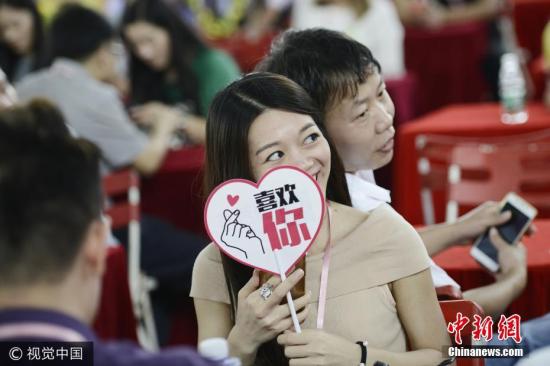 资料图:相亲会现场上的女嘉宾。 图片来源:视觉中国