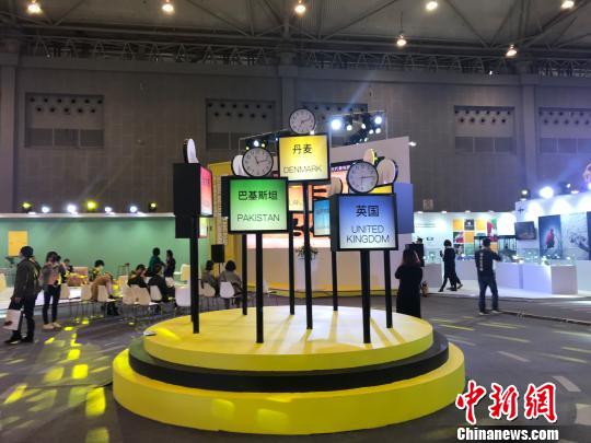 图为展览会现场。 岳依桐 摄 成都创意设计产业展览会 海内外文创精品齐聚一堂(图5)