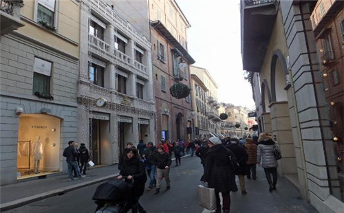 意大利4小偷华人服装店行窃 殴打店员致1人受