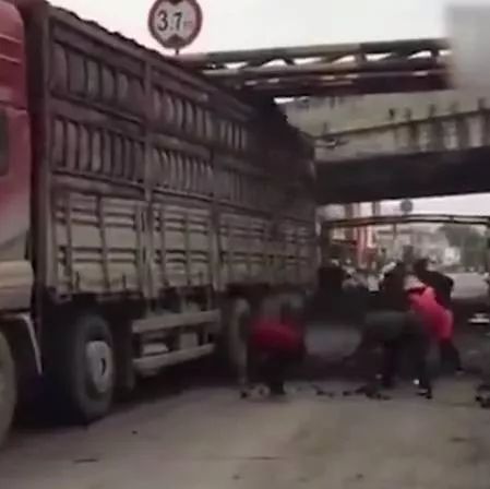 我有一个用货车限高杆发家致富的好方法！能不能买跑车就看它了！