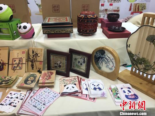 图为展览会现场。 岳依桐 摄 成都创意设计产业展览会 海内外文创精品齐聚一堂(图8)