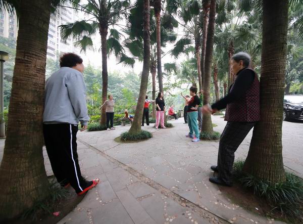 晨练撞树治腰痛?专家:撞出“腰椎滑脱”重者需手术