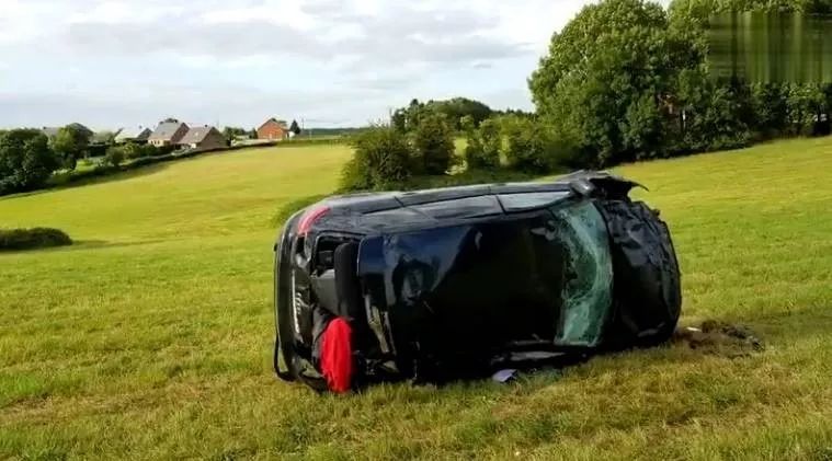 小钢炮奥迪RS3时速200飞出去，没死应该是命大了！