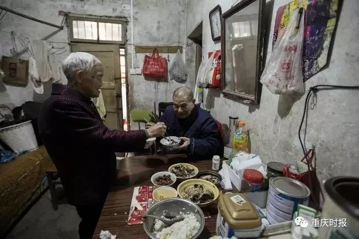 重庆最年长的一对理发师,历经岁月,剪不断的情