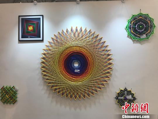 图为展览会现场。 岳依桐 摄 成都创意设计产业展览会 海内外文创精品齐聚一堂(图2)