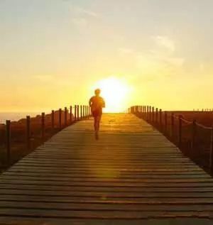 在我们的周围,有很多坚持不懈直至成功的人,也有很多半途而废碌碌