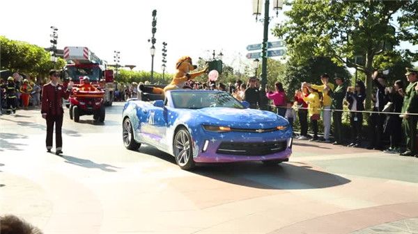 消防车开进迪士尼 趣味互动体验消防安全