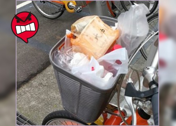  共享单车车篮中被滞留大量垃圾。（网上图片）