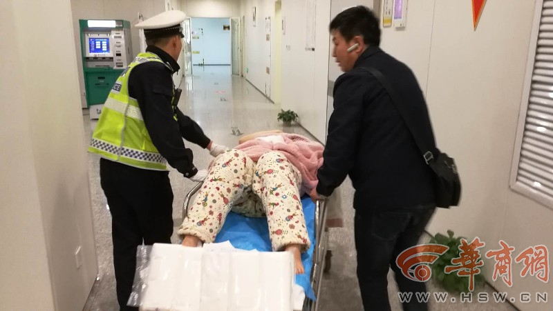 前却堵在路上 交警开路19分钟送达|孕妇|交警|妇幼