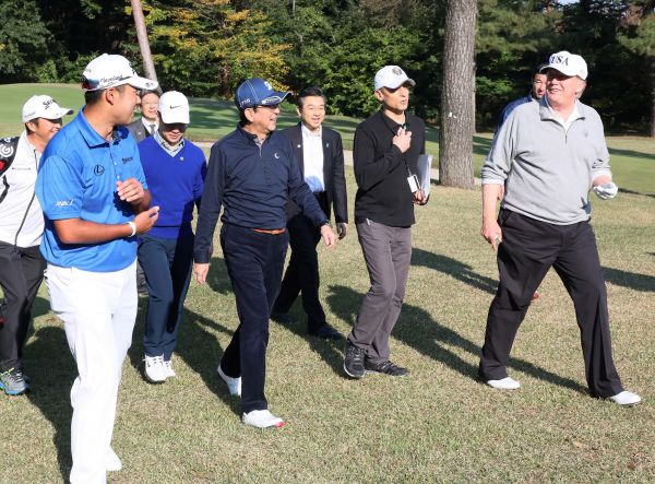当地时间2017年11月5日，日本川越市，日本首相安倍晋三与美国总统特朗普在霞关高尔夫乡村俱乐部打高尔夫。视觉中国