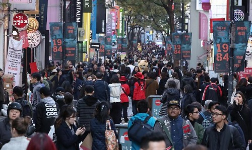 资料图片：10月31日下午，熙熙攘攘的明洞街头。（韩联社）