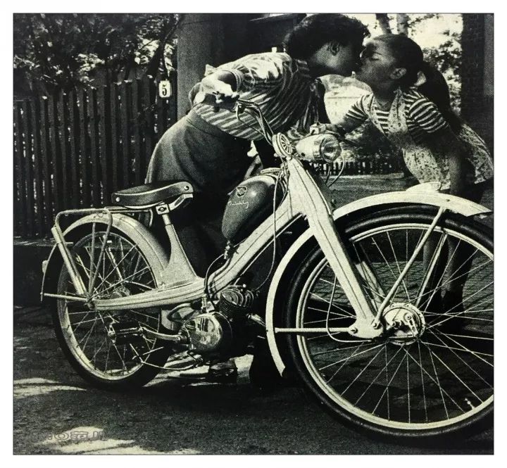 别说,这台原谅色的摩托车还有点可爱