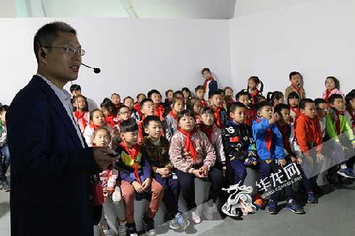 探寻恐龙复活之谜 东水门小学科普研学之旅走