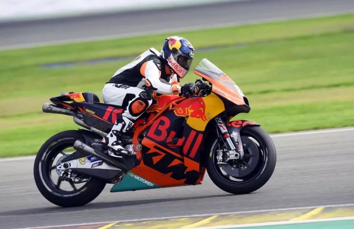 越野世界冠军也跑 MotoGP?凯罗尼试驾 KTM R