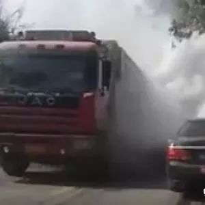 哥们自从将卡车改装后，从此再也没人敢跟他抢道了