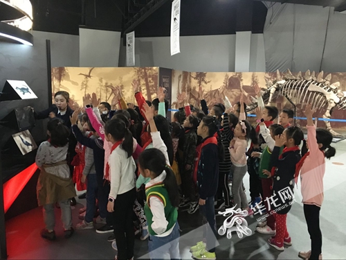 探寻恐龙复活之谜 东水门小学科普研学之旅走