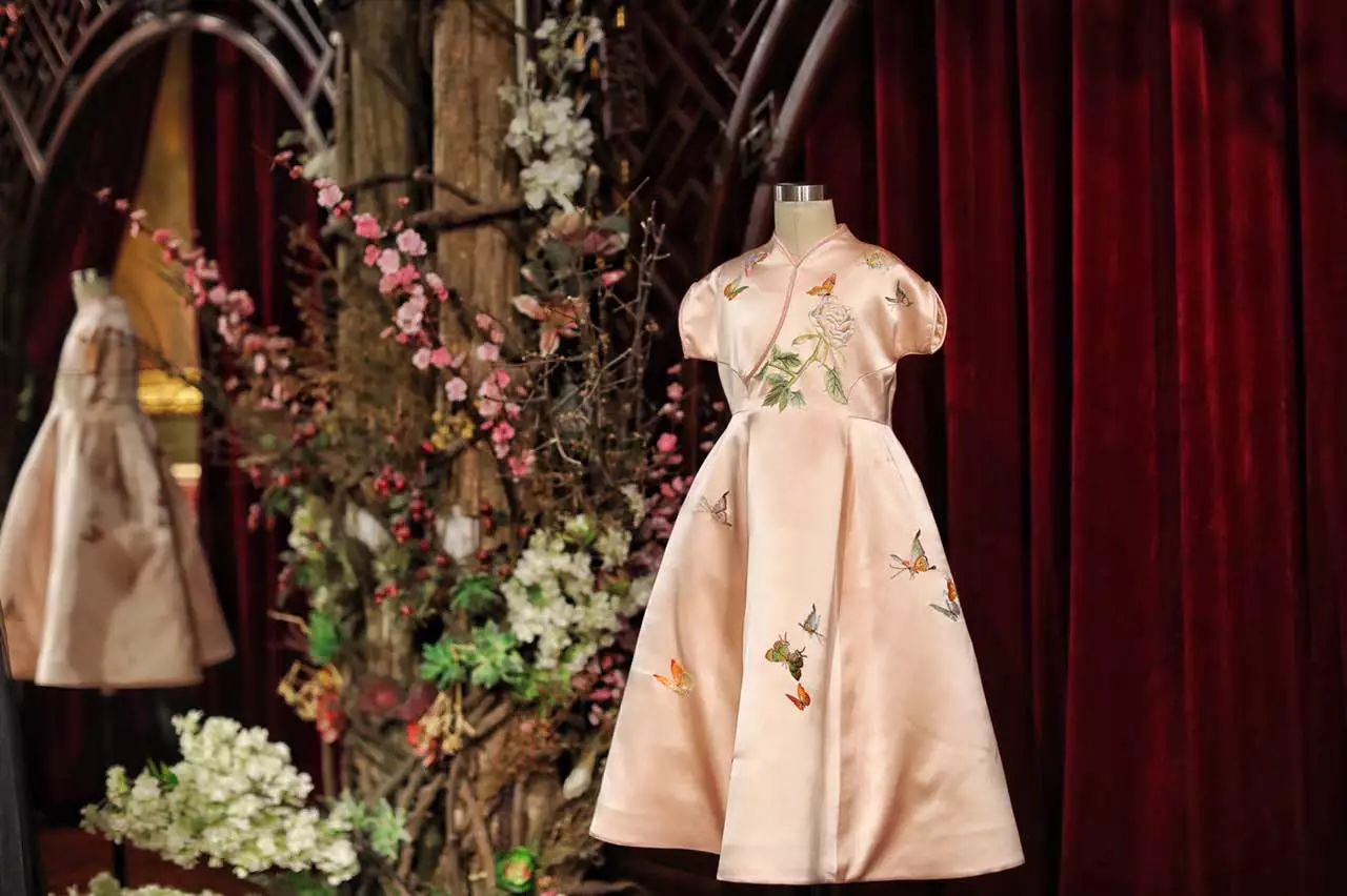  阿拉贝拉表演节目时穿的旗袍的同款礼服。新京报记者王飞 摄