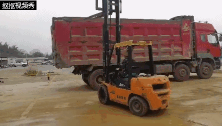 事发贺州:交警眼皮底下一辆叉车疯狂撞击货车,真相却是