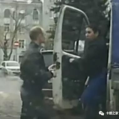 路怒症空手调戏持棍卡车司机！结局好尴尬