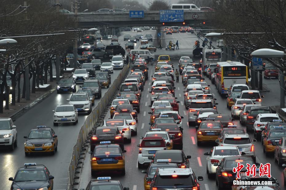 女子驾车撞死老人被判无责,坐副驾驶的他却负