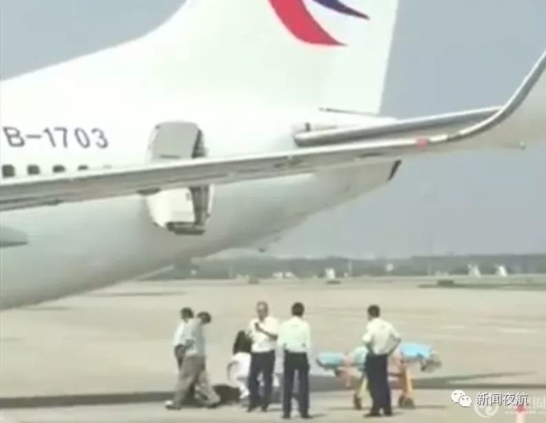 发生空姐坠机!厦航一空姐在郑州机场从飞机上